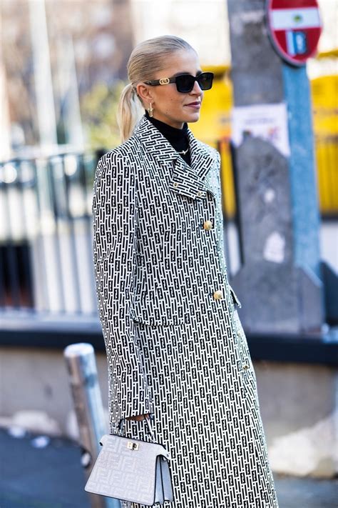 cappotto chanel bianco|Cappotto bianco e nero grafico, modelli tendenza .